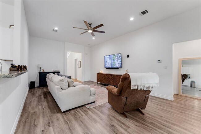 Building Photo - 14986 Indian Hill Trail