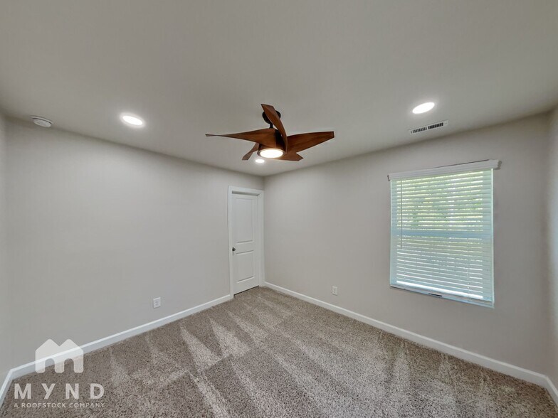 Building Photo - 3325 Lisburn St