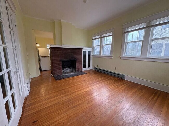 Building Photo - $850| 1 Bedroom, 1 Bathroom Front of Building Apartment | No Pets | Available for an Immediate Mo...