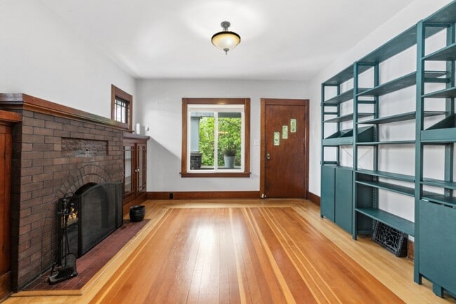 Building Photo - 4Bd/2Ba Seattle Home