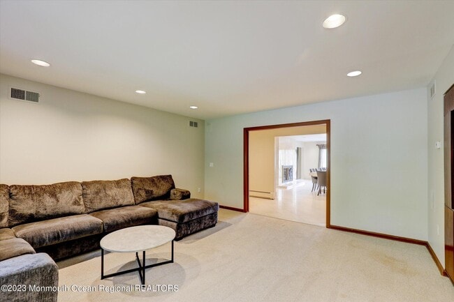 Building Photo - 84 Wickapecko Dr