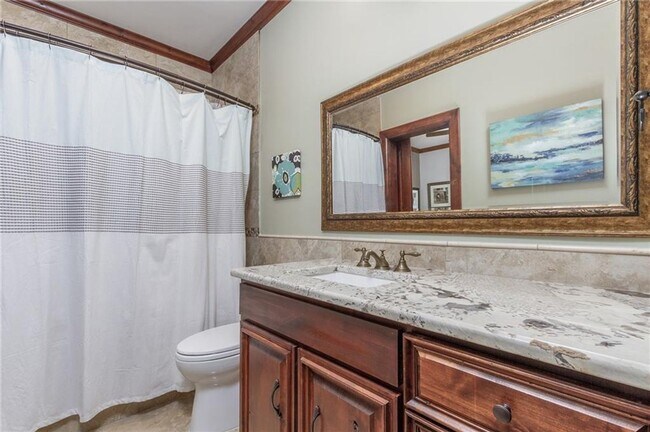 Building Photo - 1 bedroom In Unique Duplex East of Downtown