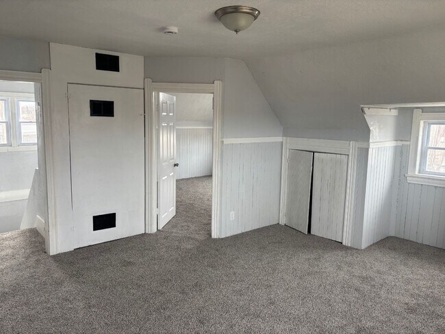 Building Photo - Charming 5-Bedroom Property in Prime Location