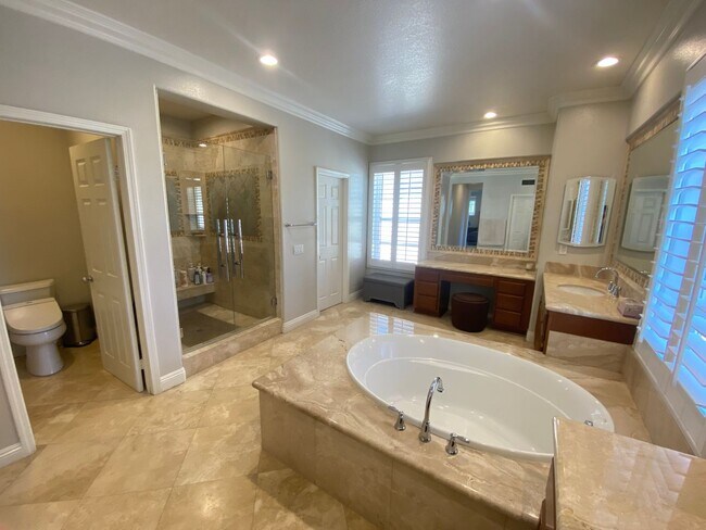 Building Photo - Luxurious 4 Bedroom Fullerton House For Re...