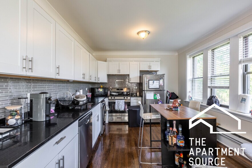 Building Photo - 839 W Cornelia Ave