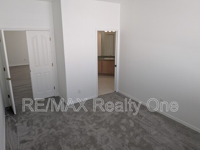 Building Photo - 589 W Doerr Path