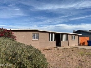 Building Photo - 102 E Ivy St