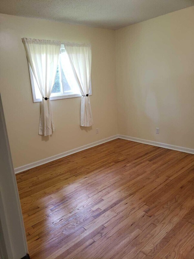 Building Photo - 1053 Pine Tree Dr