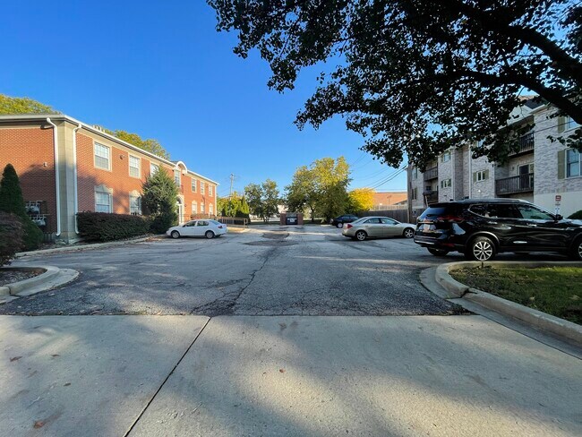 Building Photo - 520 Pershing Ave