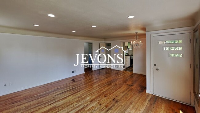 Building Photo - Charming 3-bedroom home with large fenced ...