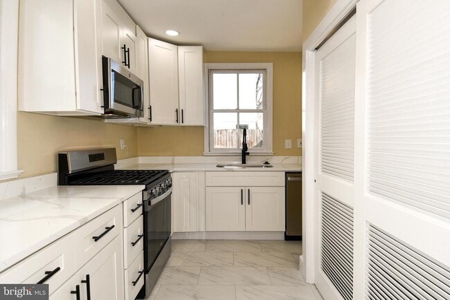 Building Photo - 216 S Henry St