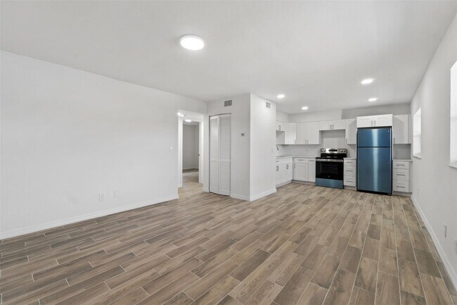 Building Photo - 1301 Emerald Terrace