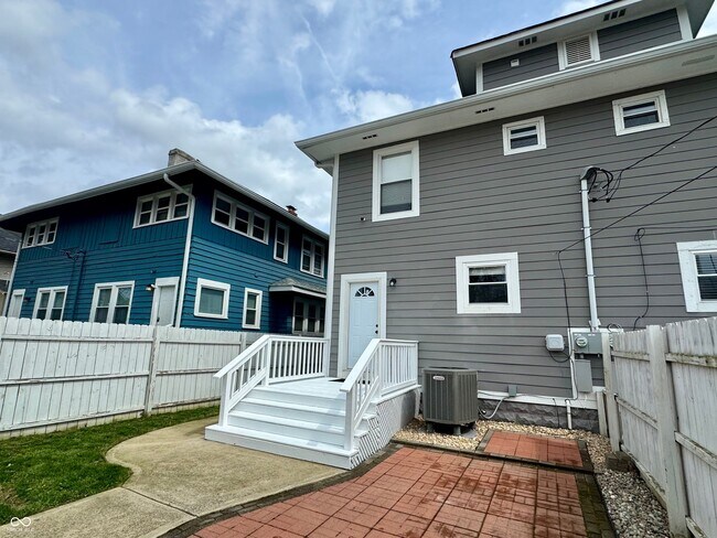 Building Photo - 3256 Ruckle St