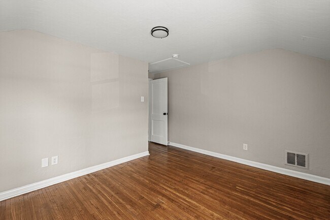 Building Photo - Newly renovated 3 bedroom home in McKees Rocks available now!