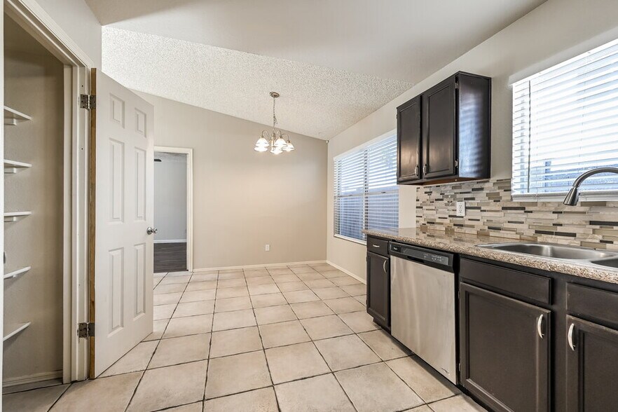 Building Photo - 4713 W Menadota Dr