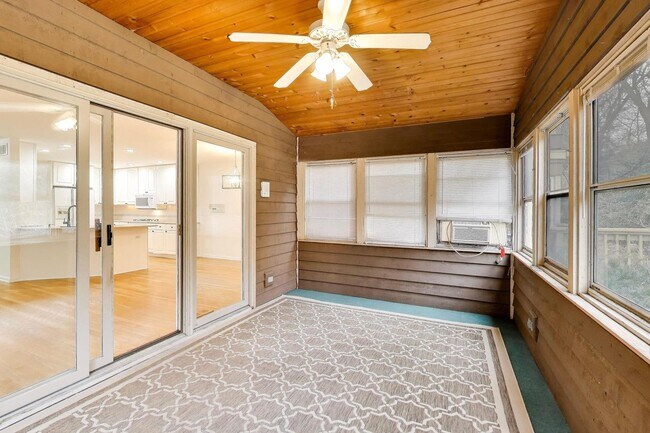 Building Photo - 325 N Water St