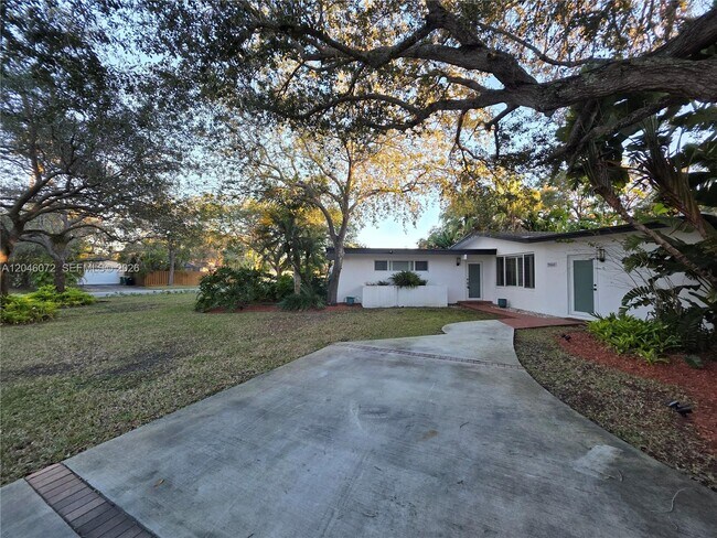 Building Photo - 9860 SW 140th St