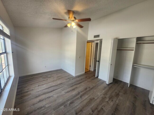 Building Photo - 6607 W Jamaica Dr