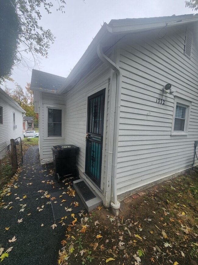 Building Photo - Beautiful 2 bedroom 1 bath renovated home ...