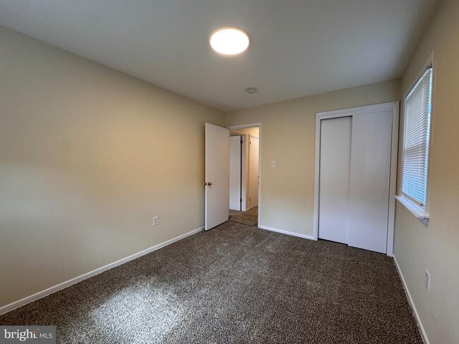 Building Photo - 1212 W King Rd