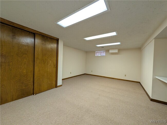 Building Photo - 270 Selkirk Dr