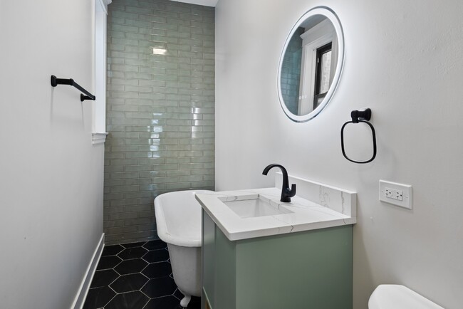 Building Photo - Renovated Logan Square 3 Bedroom - Available March 15th!