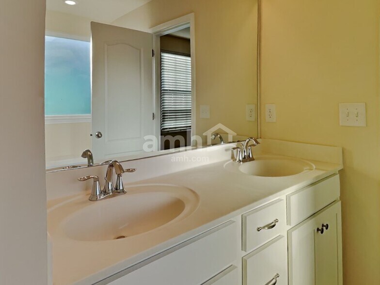 Building Photo - 154 Eden Ave