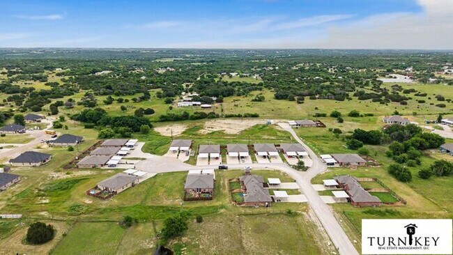 Building Photo - Stunning 3/2 Duplex in Weatherford — Granite Kitchen, Fenced Yard & Water Bill Included!