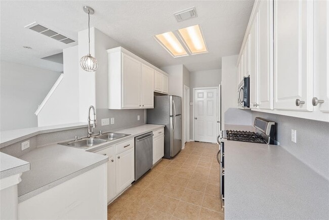 Building Photo - 14425 Rosehedge Ct