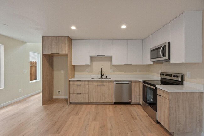 Building Photo - 3019 8th Ave