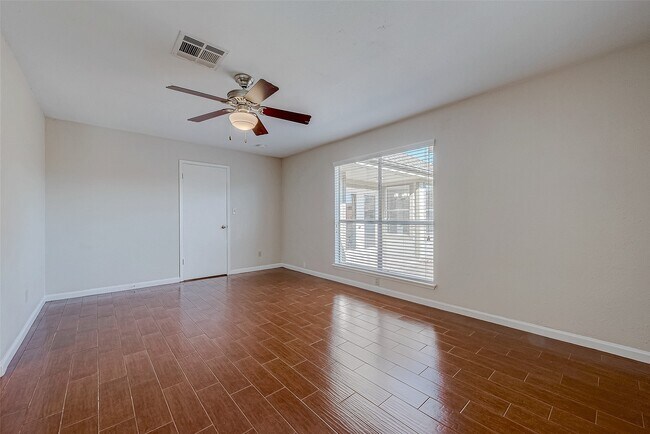 Building Photo - 2022 Highland Hills Dr