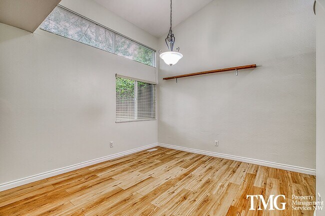 Building Photo - Inviting Townhome with Garage and Communit...