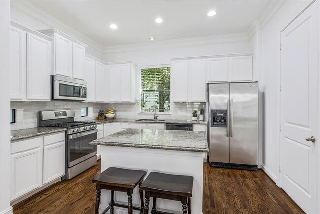 Building Photo - 8817 Lakeshore Bend Dr
