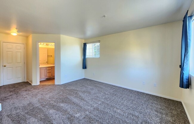 Building Photo - 3 Bedroom 2.5 Bath Townhome in Everett