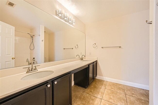 Building Photo - Elegant 2-Bedroom Condo in Gated Community with Pool and Spa