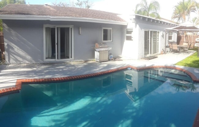 Building Photo - 16867 Royal Poinciana Dr