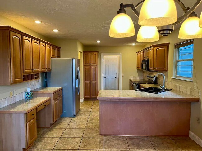 Building Photo - 5 bedroom and 3 bathroom two level house