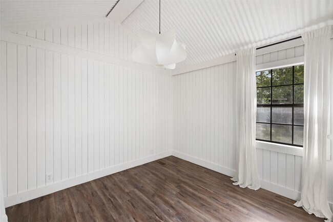 Building Photo - 6811 Mockingbird Rd