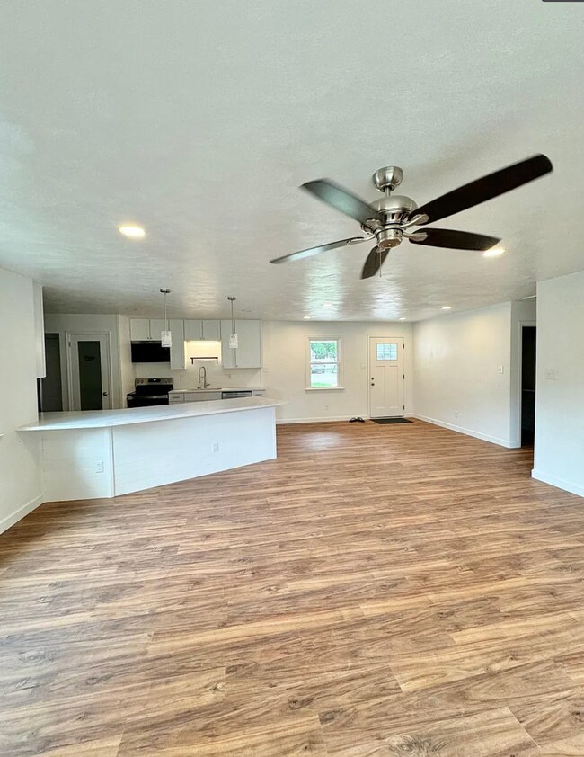 Building Photo - 425 Cold Spring Rd