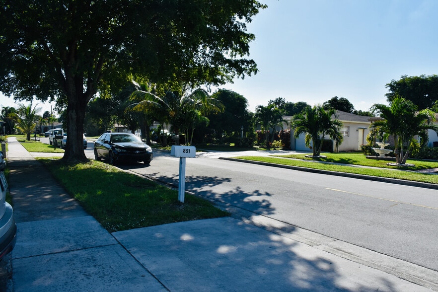 Street neighborhood parking - 851 SW 49th Ter