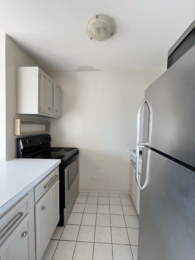 Building Photo - 4343 N Clarendon Ave