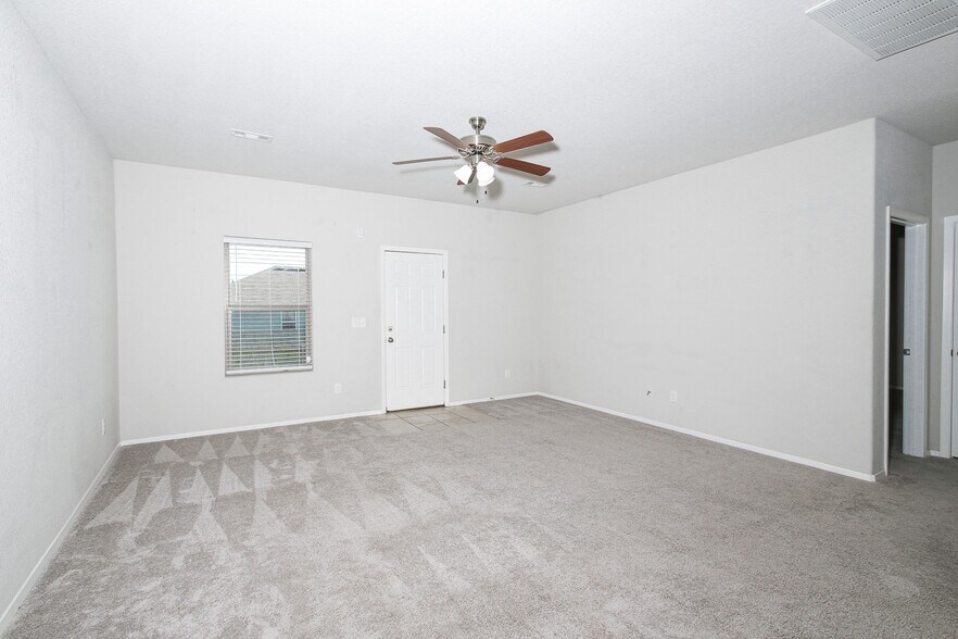 Building Photo - 2711 Wyandotte Ave