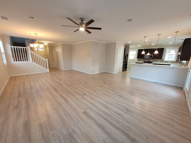 Building Photo - Gorgeous, Updated Condo Located in Spence ...