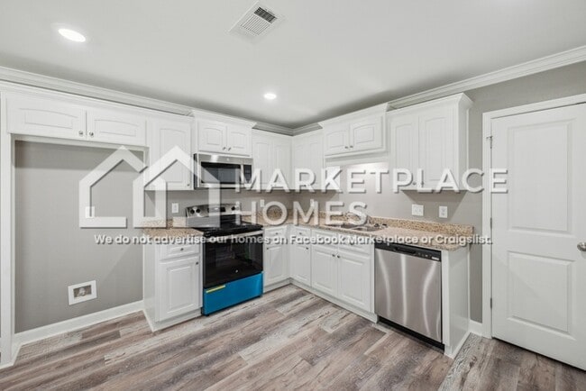 Building Photo - 1402 W 11th St