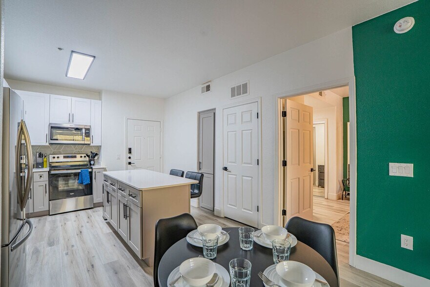 Building Photo - 6610 N 93rd Ave