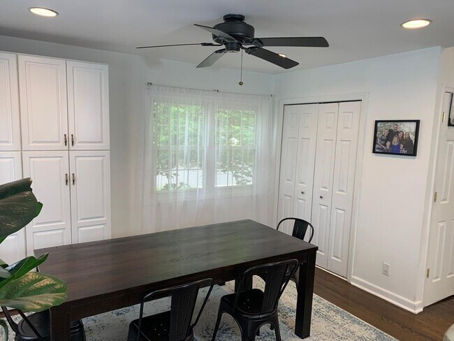 Building Photo - Large House in Cherry Hill East