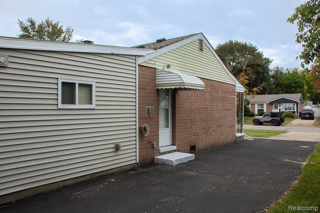 Building Photo - 587 Eugene Ave