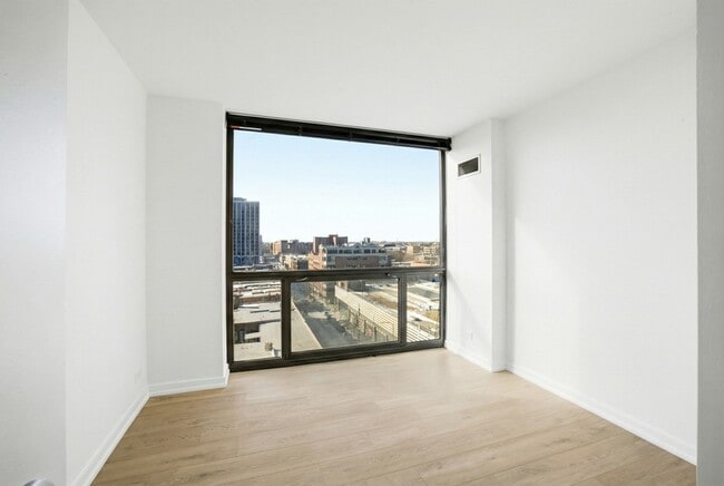 Building Photo - 4343 N Clarendon Ave