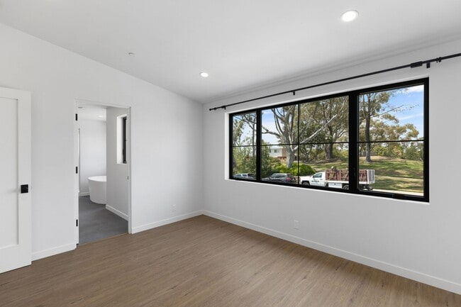 Building Photo - Modern Coastal Lease in Top of the World