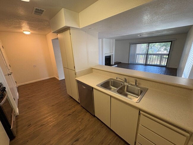 Building Photo - Upstairs Apartment Rent Ready!